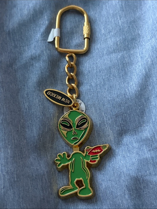 Source Unknown Accessories - Alien Keychain with Red Ray Gun (New Mexico Tag)